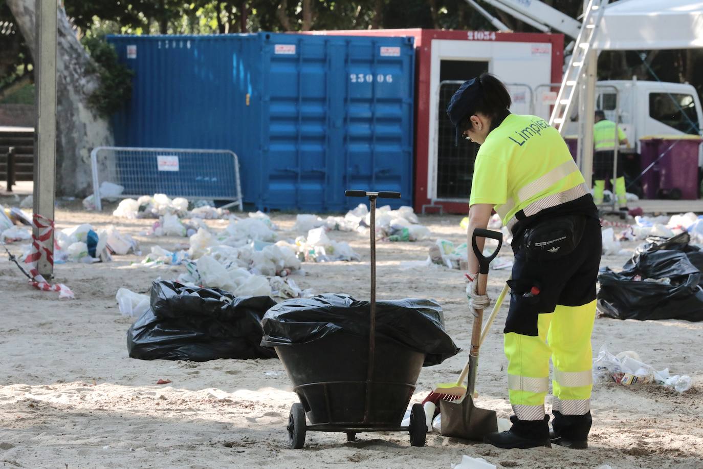 El servicio de limpieza hace horas extras en la playa de Las Moreras