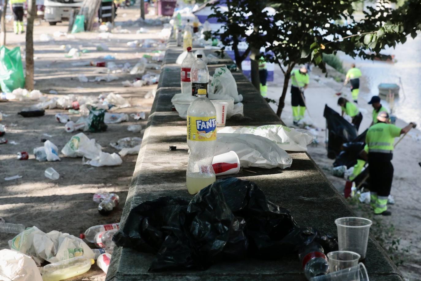 El servicio de limpieza hace horas extras en la playa de Las Moreras