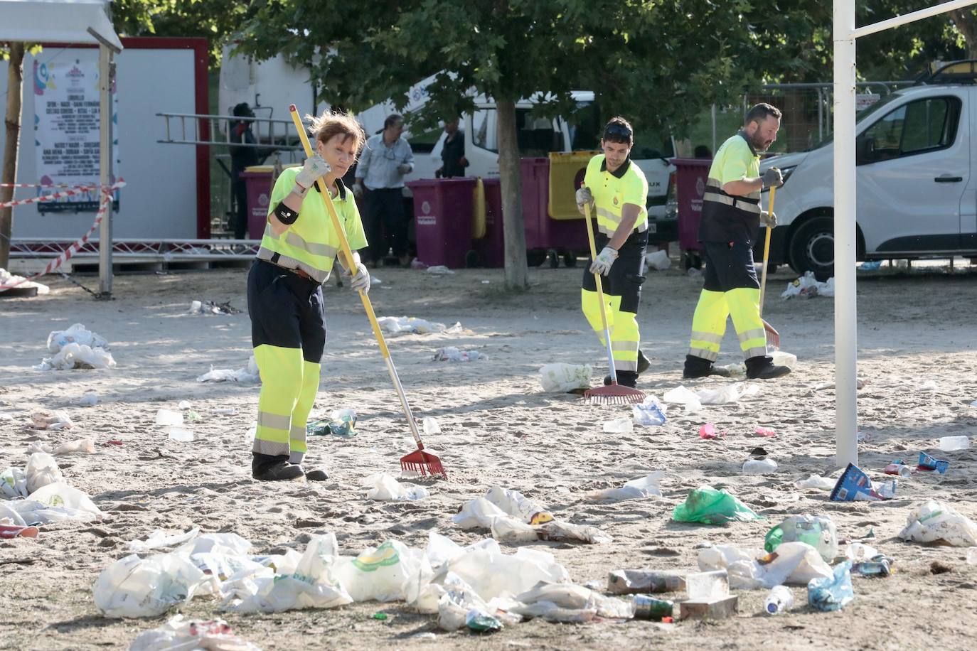 El servicio de limpieza hace horas extras en la playa de Las Moreras