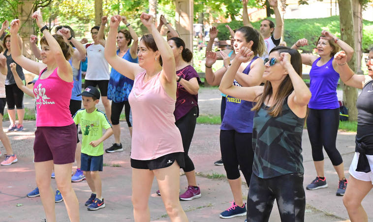 Las clases de zumba en el parque Ribera de Castilla, en imágenes