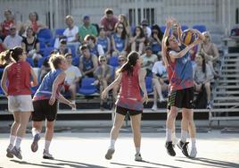 Una disputa de la pelota durante la final absoluta de 3x3 Street Basket.