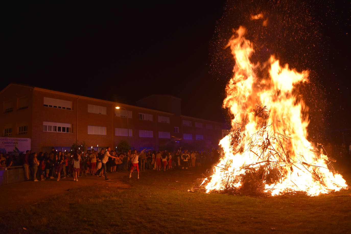 Aguilar vibra con la procesión de antorchas y la hoguera