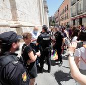 La Policía media entre un acto LGTBI y asistentes a la bendición de Valladolid