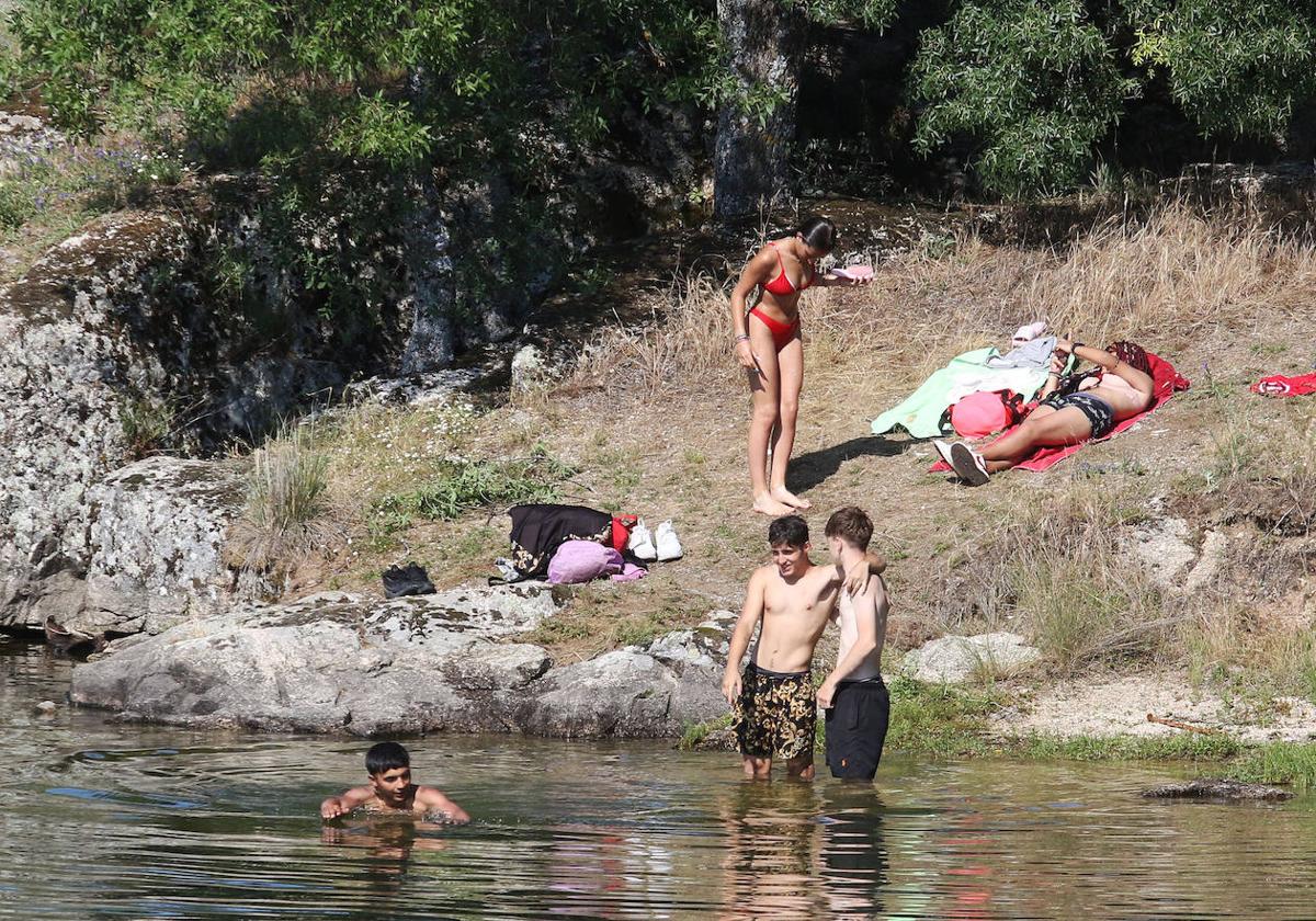 Primeros baños del verano en el Pontón y en La Panera