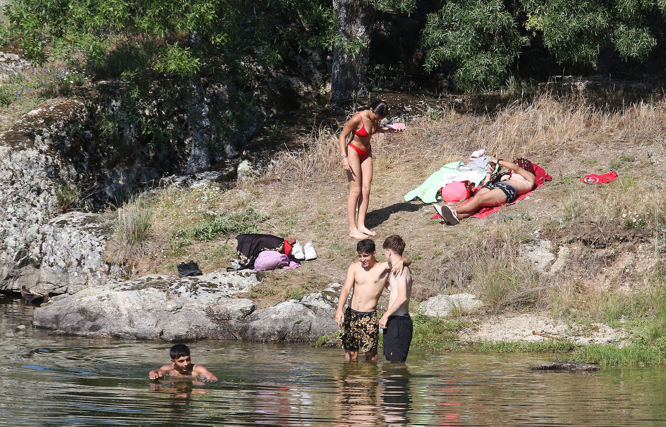 Primeros baños del verano en el Pontón y en La Panera