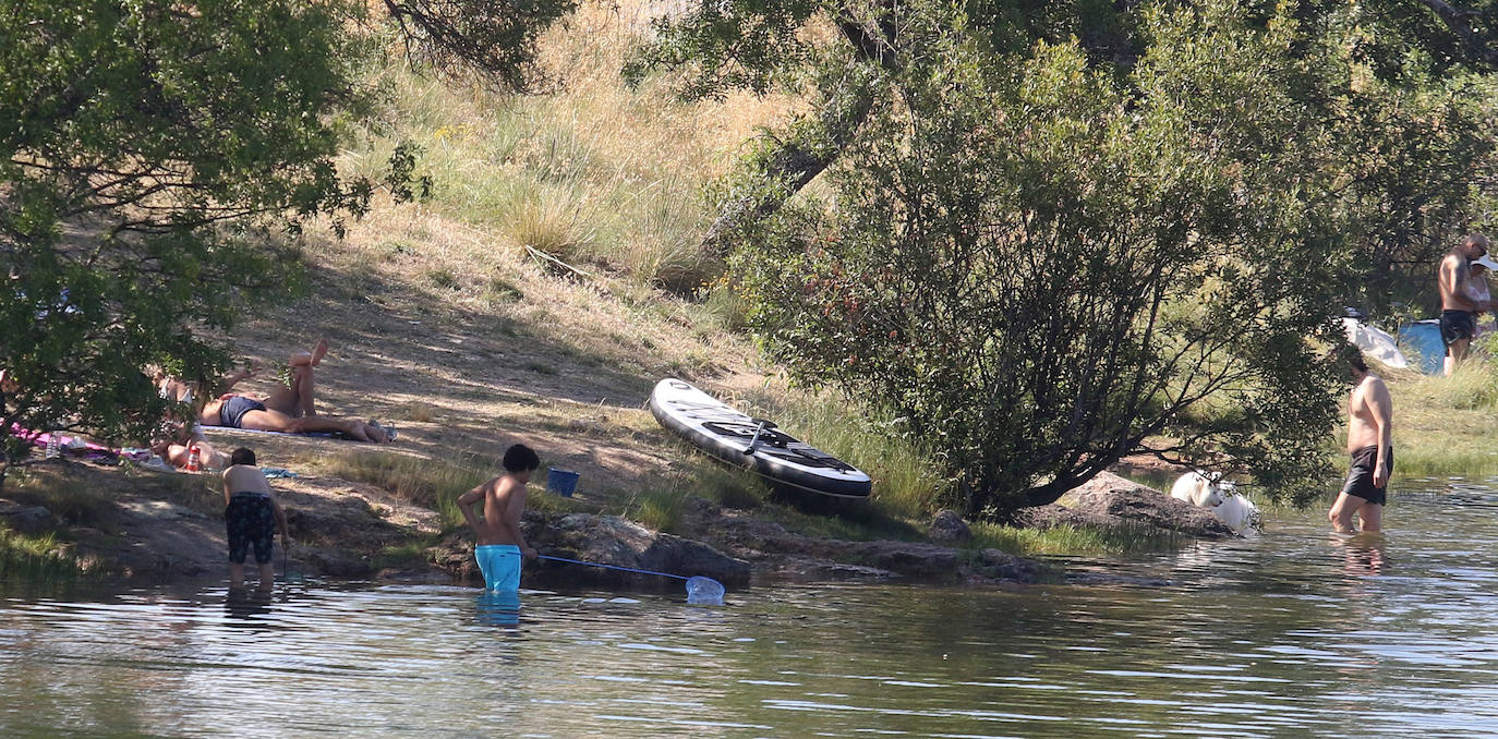 Primeros baños del verano en el Pontón y en La Panera