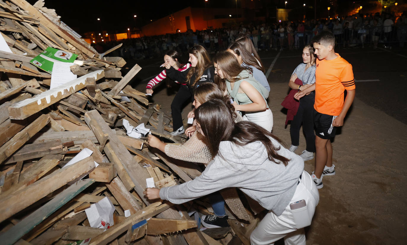 Los palentinos celebran San Juan alrededor de la hoguera