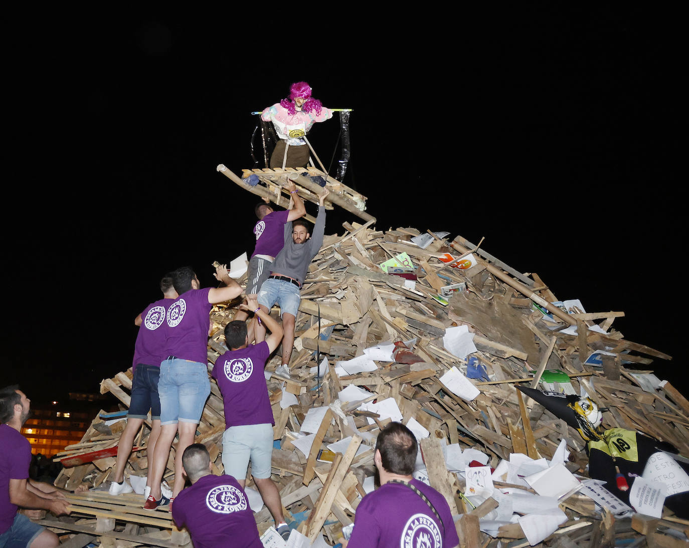 Los palentinos celebran San Juan alrededor de la hoguera