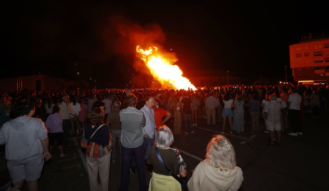 Los palentinos celebran San Juan alrededor de la hoguera