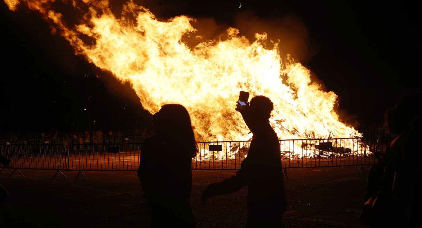 Los palentinos celebran San Juan alrededor de la hoguera