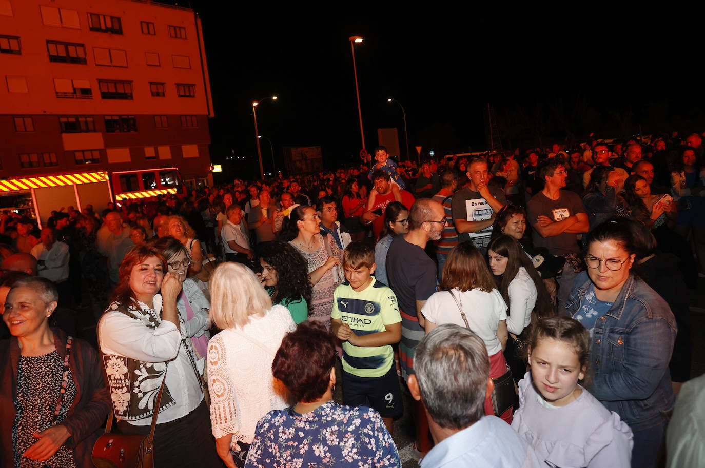 Los palentinos celebran San Juan alrededor de la hoguera