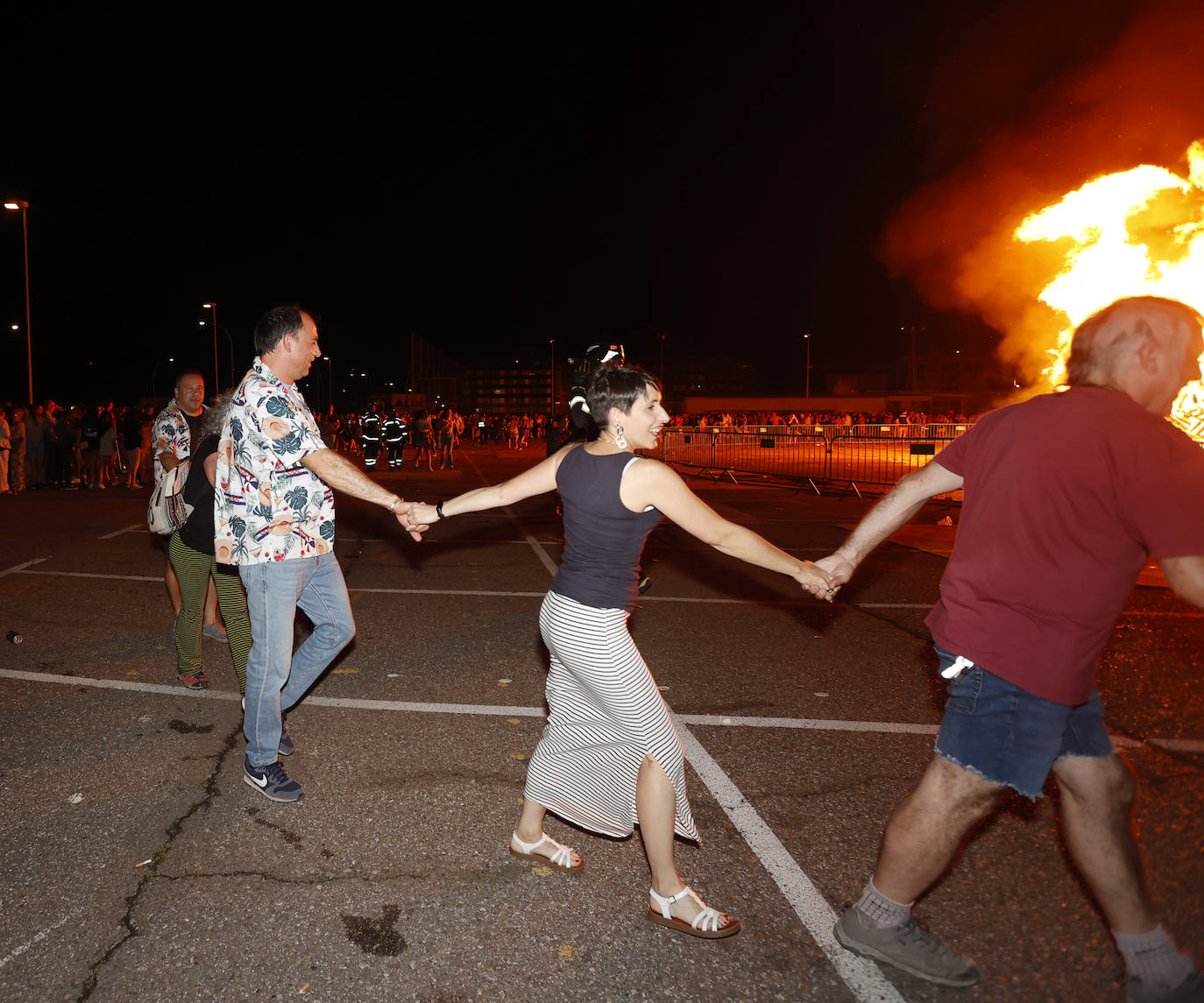 Los palentinos celebran San Juan alrededor de la hoguera