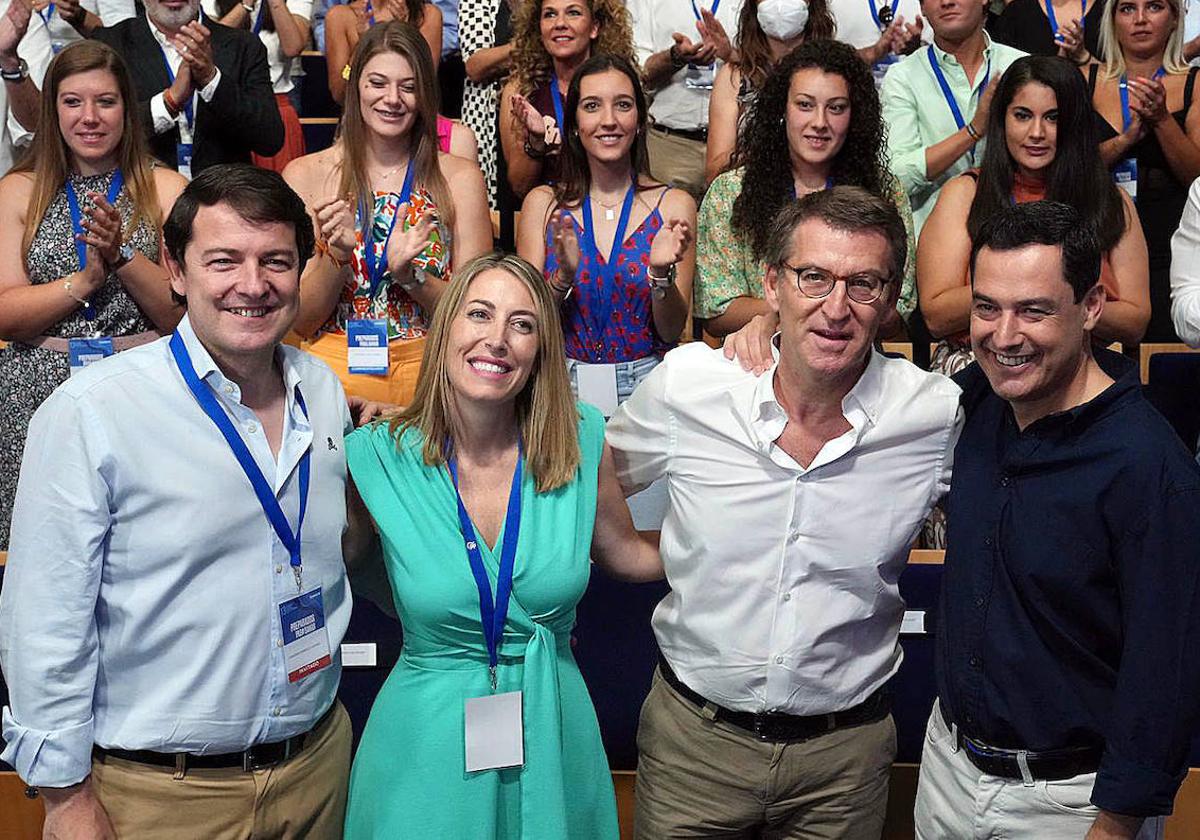 Mañueco, con María Guardiola, Feijóo y Moreno Bonilla, en el congreso del PP extremeño en julio de 2022.