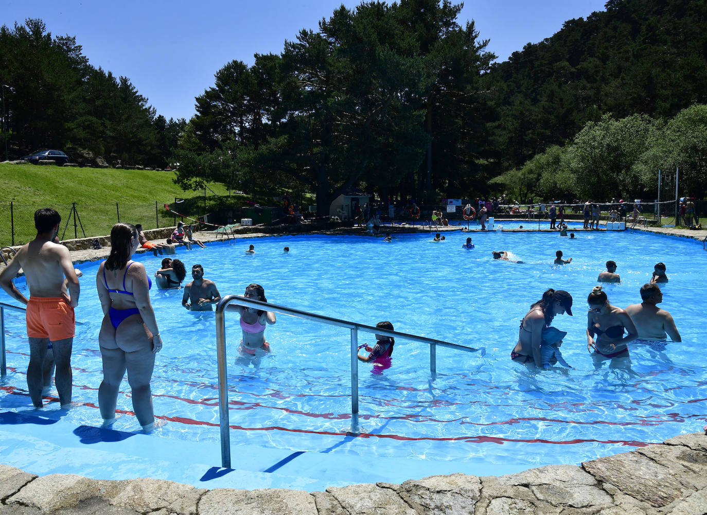 Primeros baños del verano en el Pontón y en La Panera