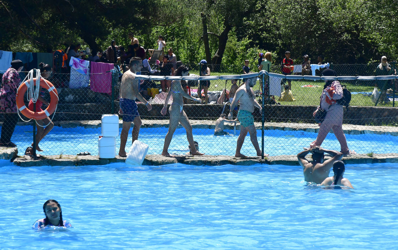 Primeros baños del verano en el Pontón y en La Panera