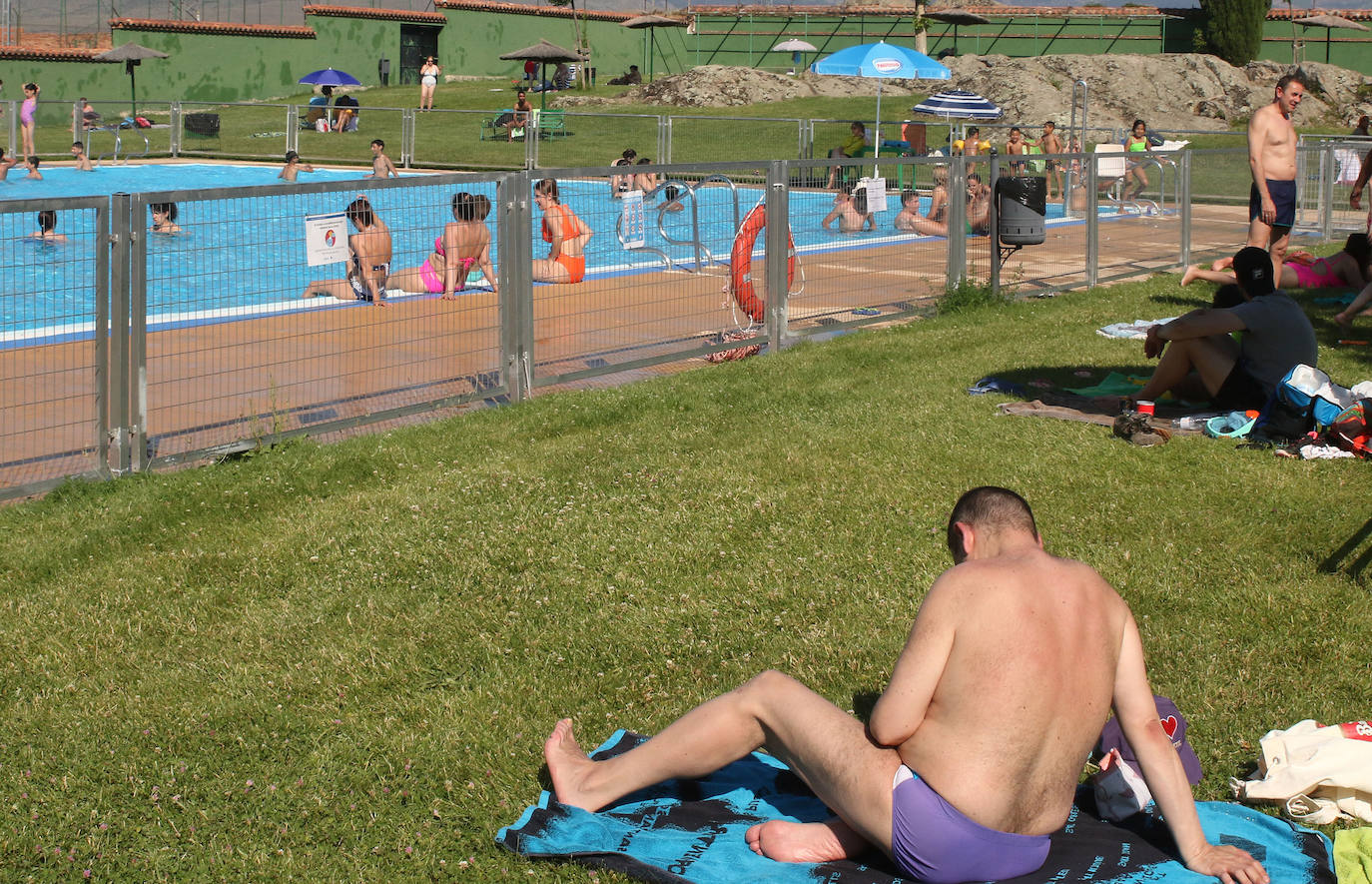 Primeros baños del verano en el Pontón y en La Panera