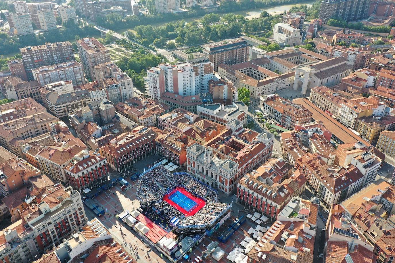 Espectacular vista aérea de la Plaza Mayor de Valladolid durante el World Padel Tour