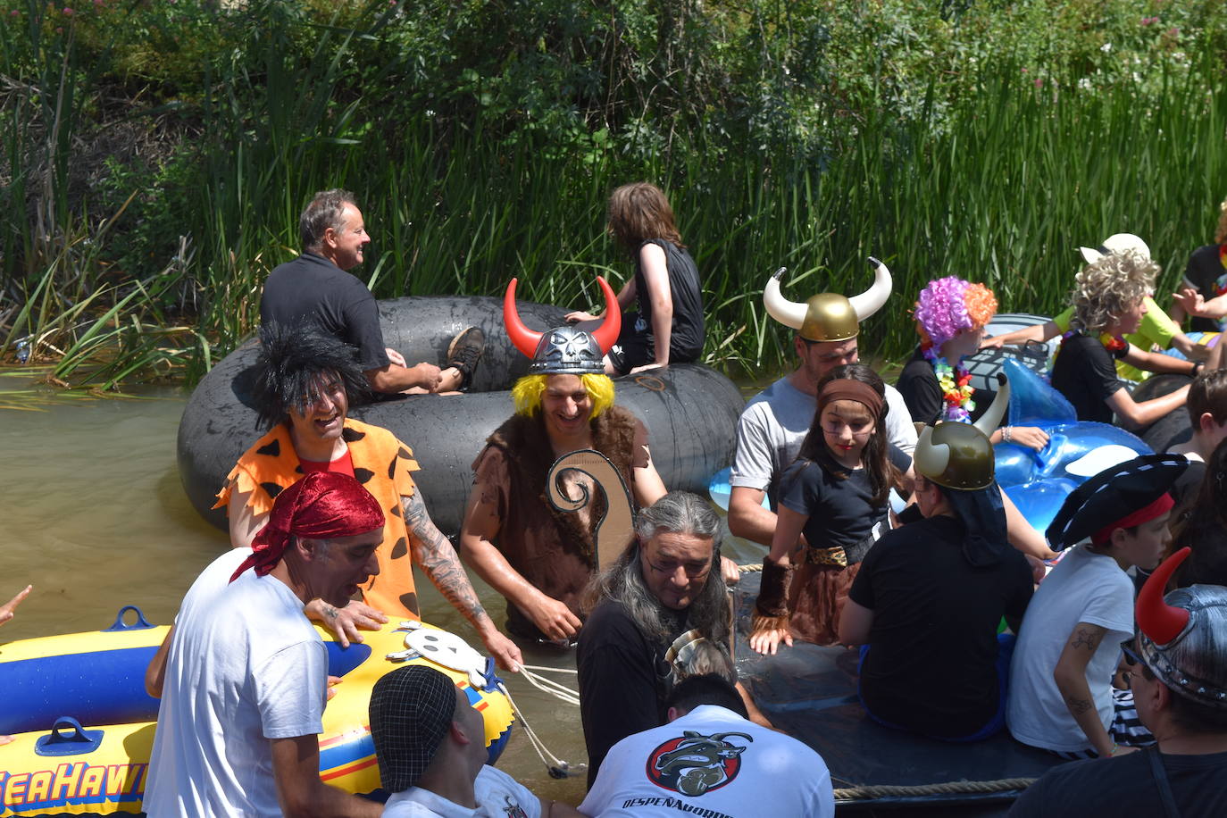 Un centenar de bañistas participa en el descenso de cámaras de Aguilar