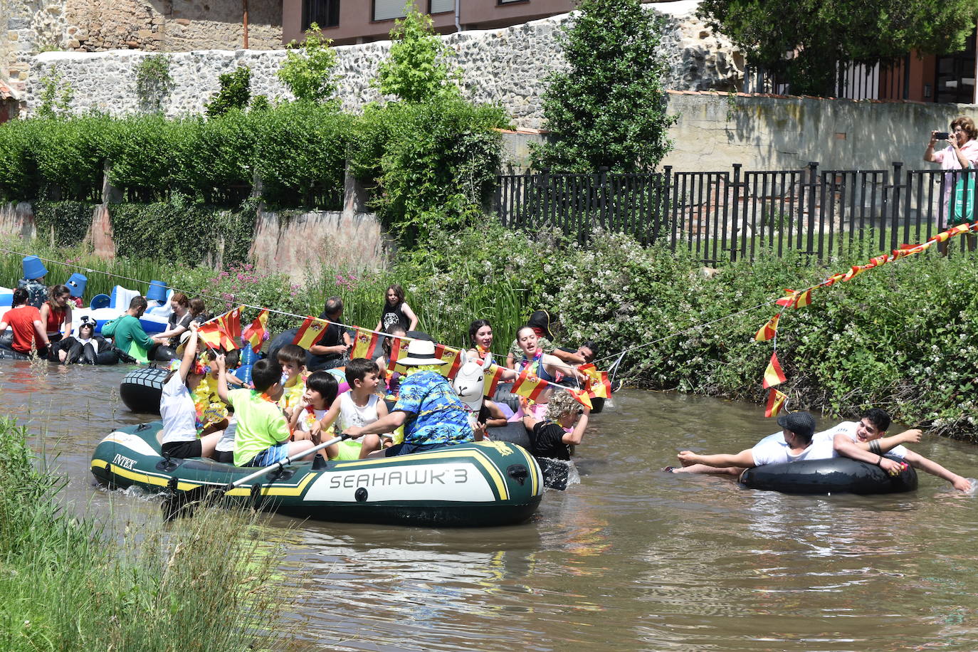 Un centenar de bañistas participa en el descenso de cámaras de Aguilar