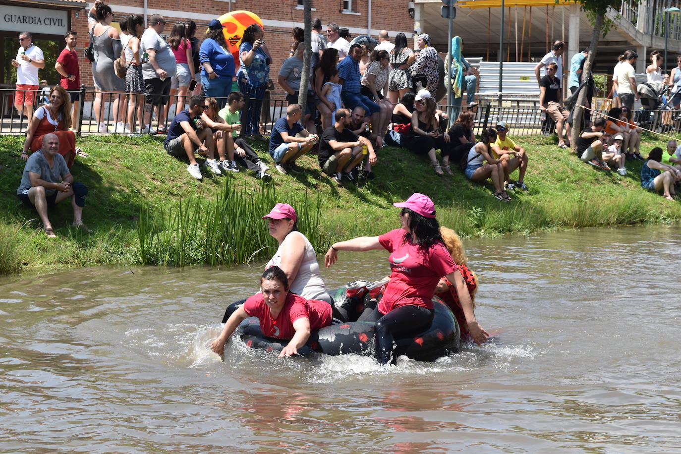 Un centenar de bañistas participa en el descenso de cámaras de Aguilar