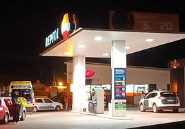Personal de la Guardia Civil y emergencias, en la noche de este sábado en la gasolinera de Íscar.