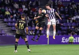 Luis Pérez disputa un balón en un encuentro entre Real Valladolid y Alcorcón.