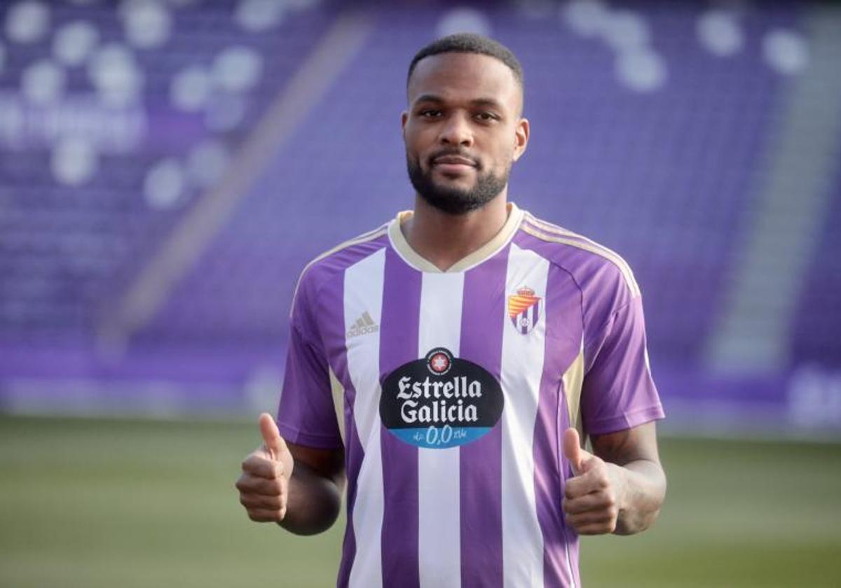 Cyle Larin, durante su presentación como jugador del Real Valladolid el pasado mes de enero