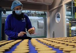 Una trabajadora supervisa la producción de galletas en la fábrica de Gullón en Aguilar de Campoo.