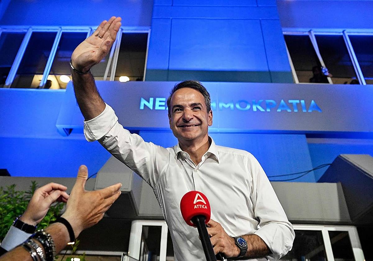 El primer ministro griego, Kyriakos Mitsotakis, celebra su triunfo electoral.