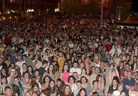 Miles de personas, en la plaza Tirso de Molina para el concierto de Camela.