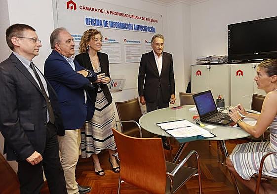 El presidente de la Cámara de la Propiedad, Ángel Merino, a la derecha, con la directora general de Vivienda, el delegado de la Junta y el letrado Miguel Hermosa.