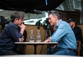 Pedro Sánchez con Jordi Évole durante la entrevista.