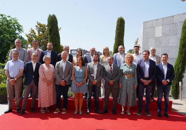 Arriba: Javier Izquierdo (Senado por Valladolid), Álvaro Morales (númnero 2 al Congreso, Burgos), Manuel Arribas (Congreso, Ävila), Javier Antón (Senado, Soria), Rosa Aldea (Senado, Palencia), Jesús Caro (Senado, Ávila), Patricia Martín (número 2 al Congreso, Salamanca), José Luis Aceves (Congreso, Segovia), Antidio Fagúndez (Congreso, Zamora), Javier Fernández (Senado, Zamora). En la fila de abajo: Salvador Vidal (Senado, León), David Serrada (Congreso, Salamanca), Elena Diego (Senado, Salamanca), Ander Gil (Senado, Burgos), María Luz Martínez Seijo (Congreso, Palencia), Luis Tudanca, Luis Alfonso Rey (Congreso, Soria), María del Lirio Martín (Senado, Segovia), Óscar Puente (Congreso, Valladolid), Javier Alfonso Cendón (Congreso, León).