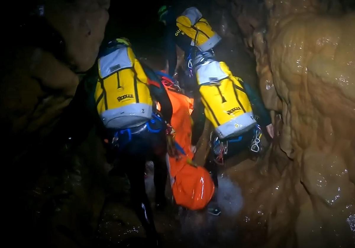 Así fue el rescate del espeleólogo que murió en la cueva de Valporquero