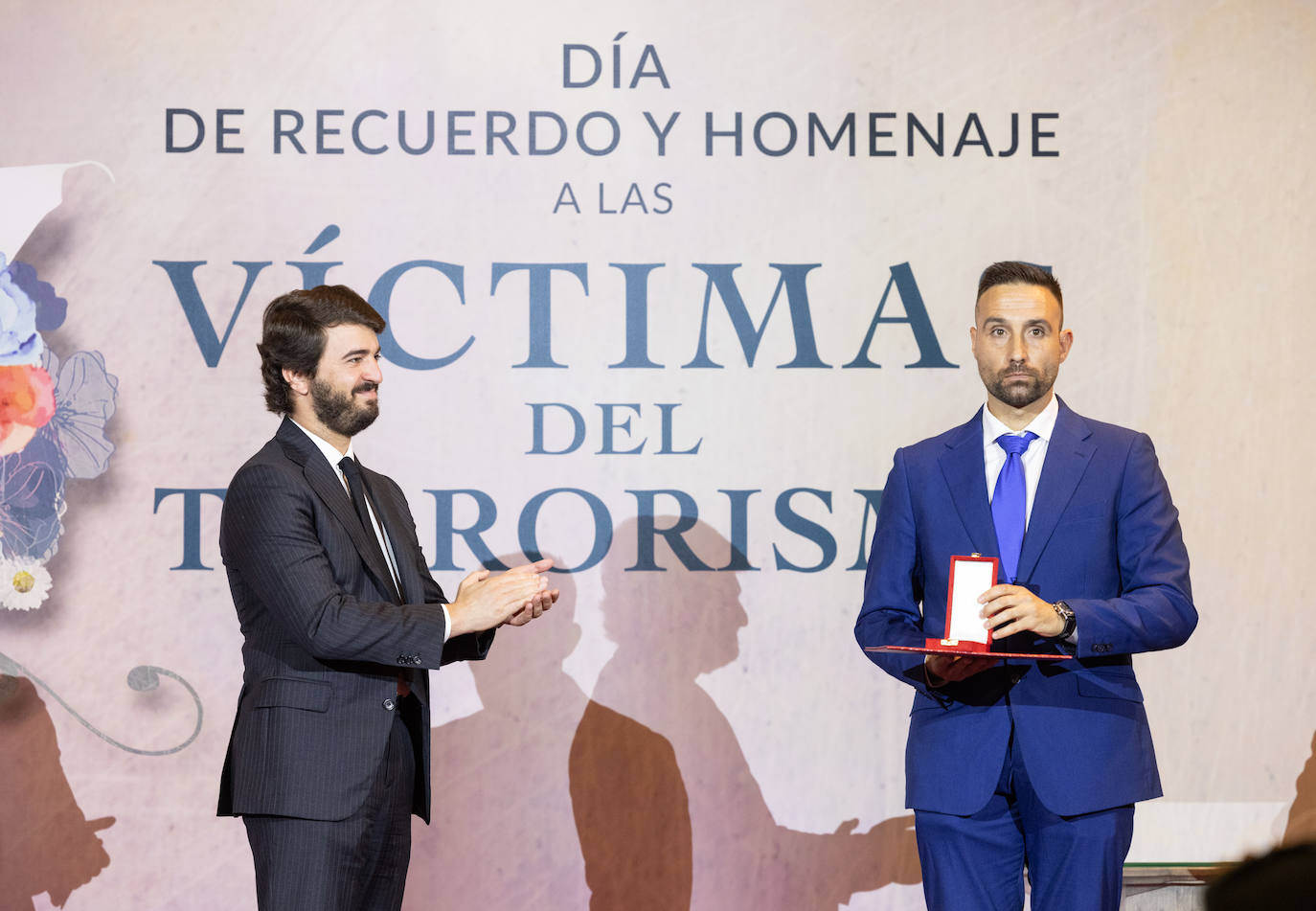 Pablo Sánchez Martínez recoge el reconocimiento de manos del vicepresiente.