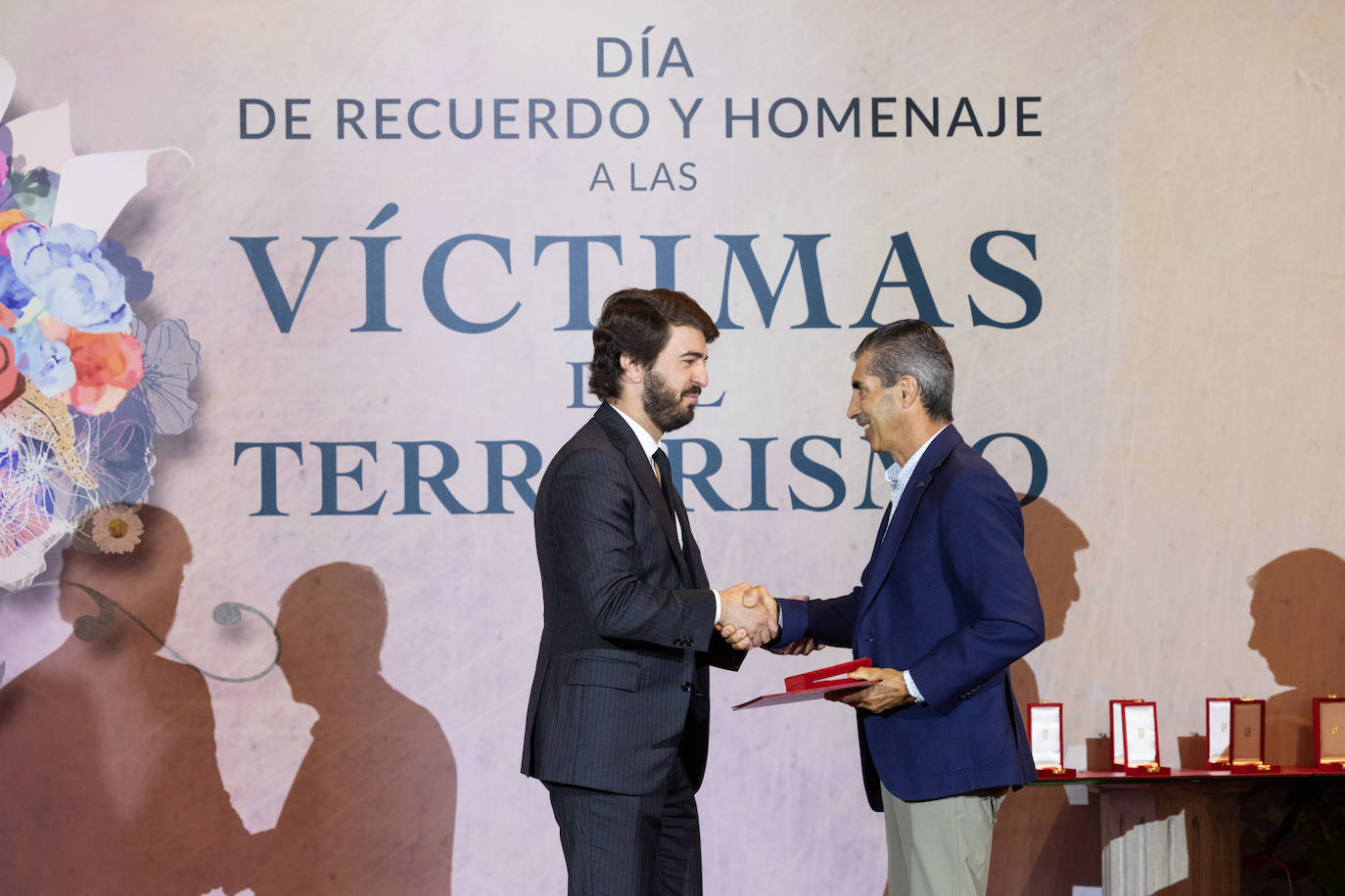 Blas López Álvarez recoge el reconocimiento de manos del vicepresiente.