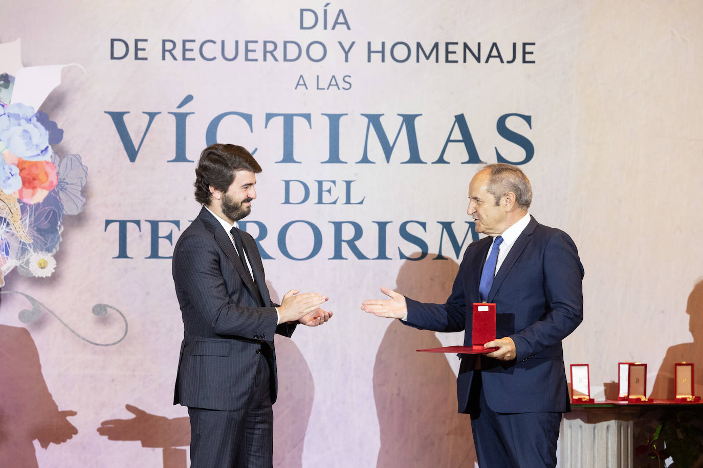 Fernando Parrado Portillo recibe el reconocimiento de manos el vicepresidente.