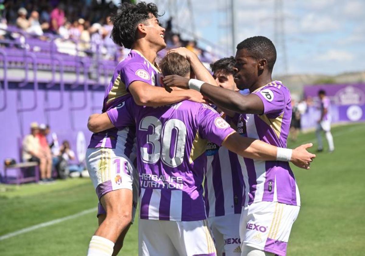 Los jugadores del Real Valladolid Promesas celebran un gol en los Campos Anexos.