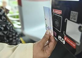 Un usuario de Auvasa pica su bono en la canceladora