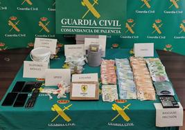 Droga y dinero intervenidos en la operación.