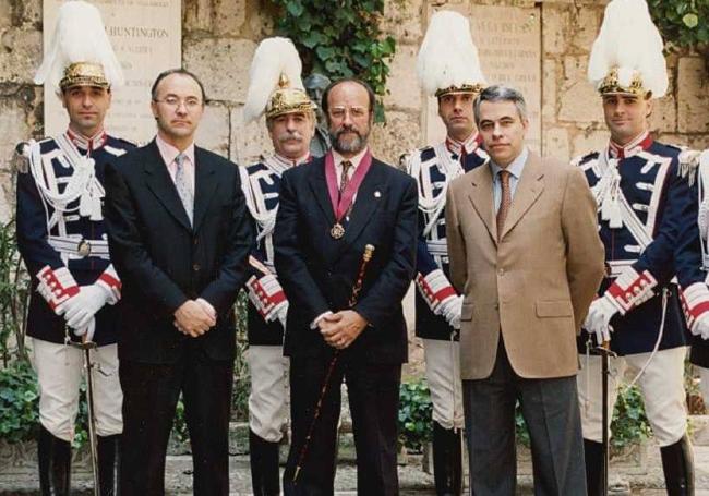 Francisco Javier León de la Riva, en el centro, escoltado por Ramiro Ruiz Medrano (izquierda) y Javier Urrea, porta el bastón de mando como alcalde de Valladolid.