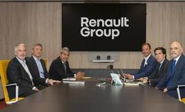 De izquierda a derecha: Gilles Laroche, director Financiero Renault Iberia; Carlos de la Torre, director general Mobilize Financial Services Iberia; Josep María Recasens, Chief Strategy Officer Renault Group y Presidente Director General de Renault España y Portugal; Sébastien Guigues, Director General Renault y Alpine Iberia; Carlos Menor, Director Jurídico Iberia y Compliance Officer y Javier Sánchez Oliva, Secretario Ejecutivo Renault Group España.