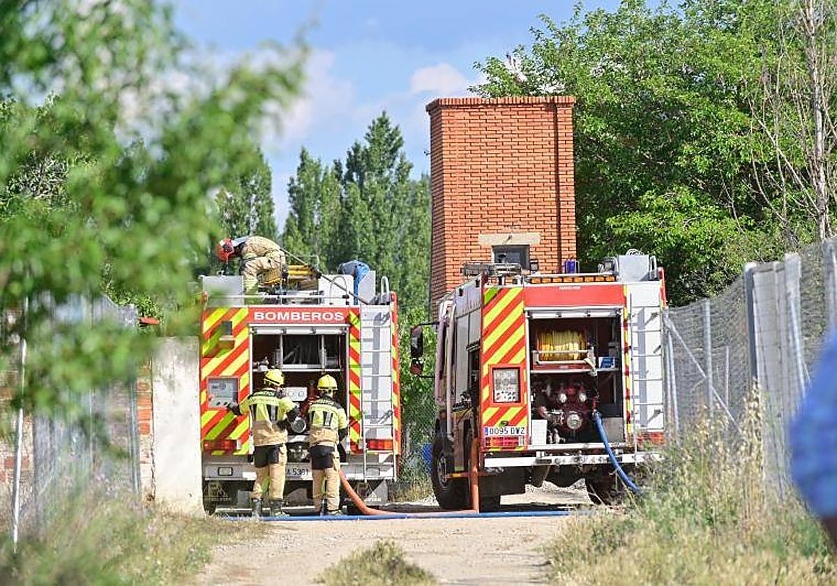 Bomberos sofocan un incendio, hace unos días, en Valladolid capital.