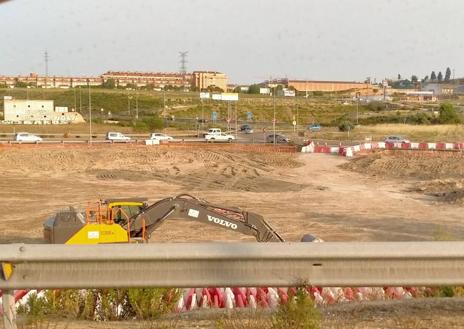 Imagen secundaria 1 - Obras de la rotonda de la A-11 y, debajo, señalización de los trabajos en la ronda exterior.