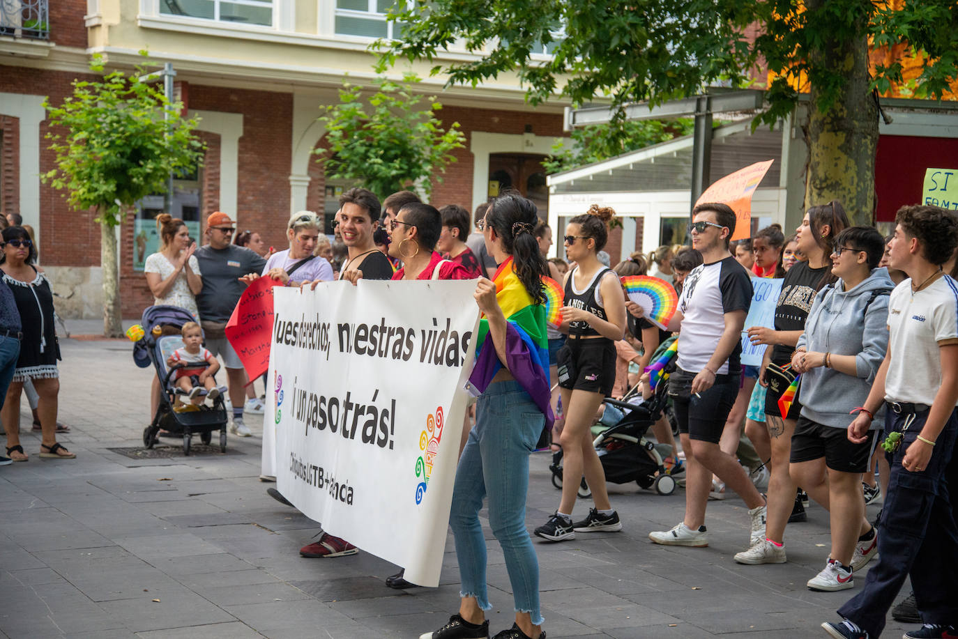 El Día del Orgullo tiñe de arcoíris las calles de Palencia