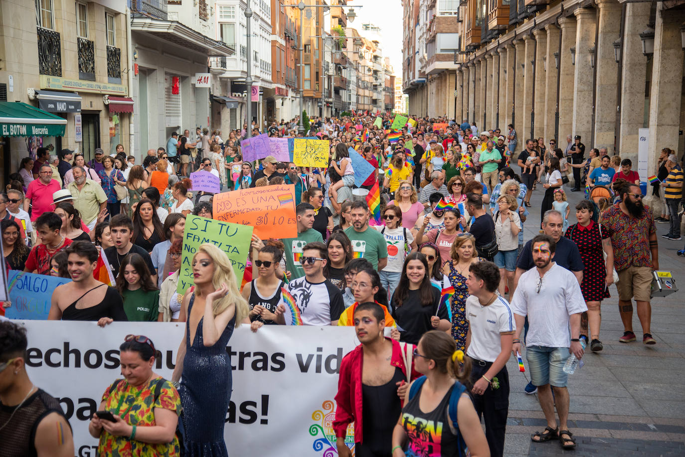 El Día del Orgullo tiñe de arcoíris las calles de Palencia