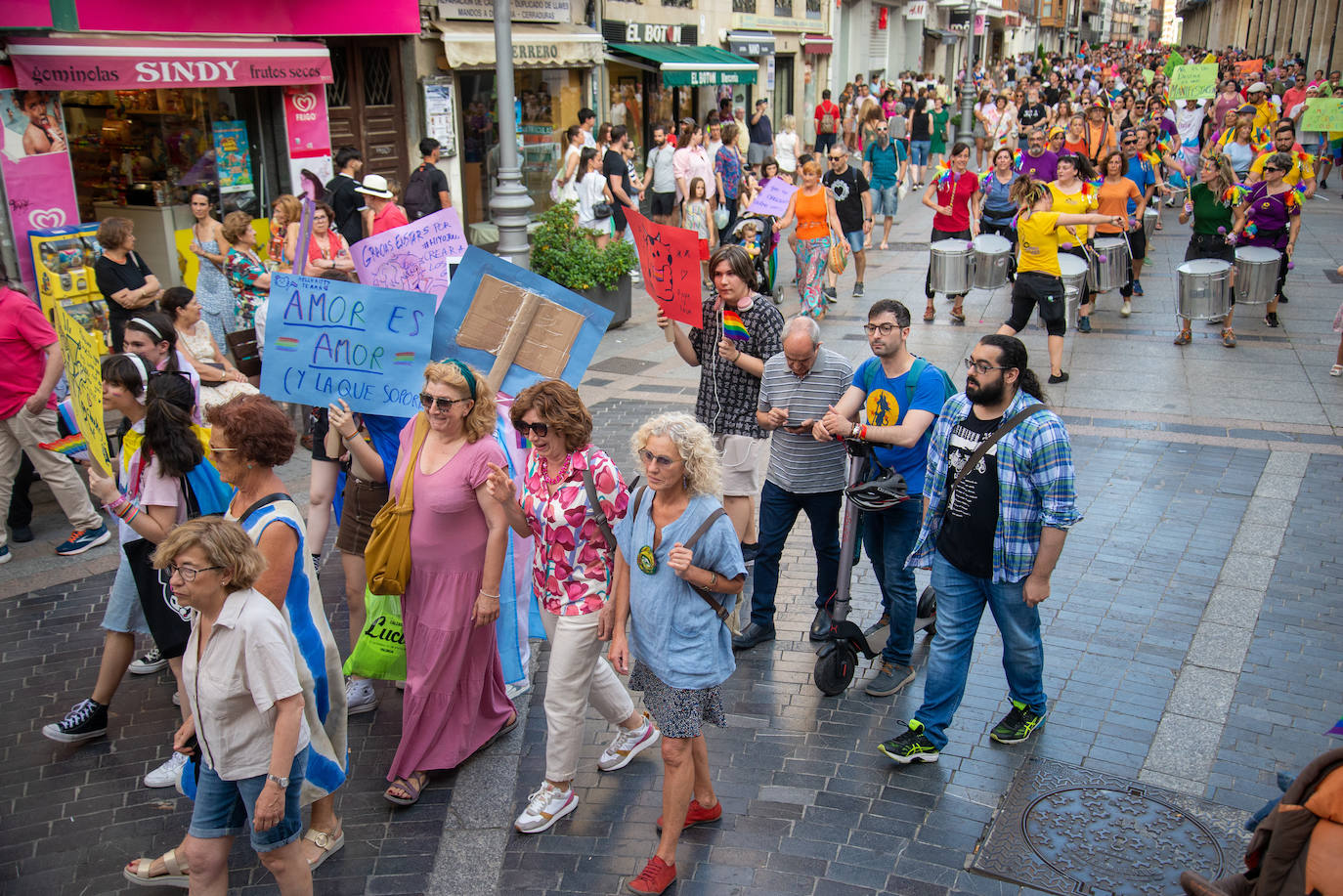 El Día del Orgullo tiñe de arcoíris las calles de Palencia