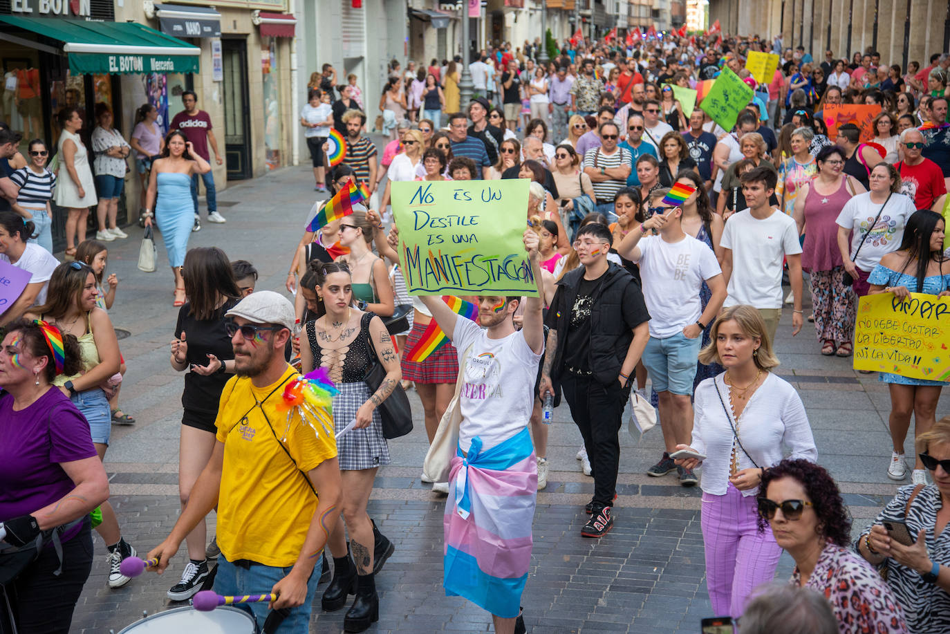 El Día del Orgullo tiñe de arcoíris las calles de Palencia