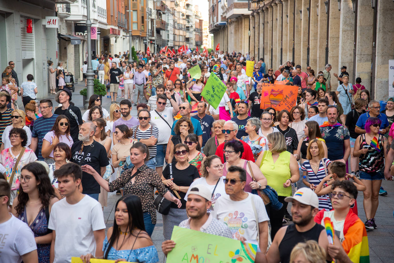 El Día del Orgullo tiñe de arcoíris las calles de Palencia