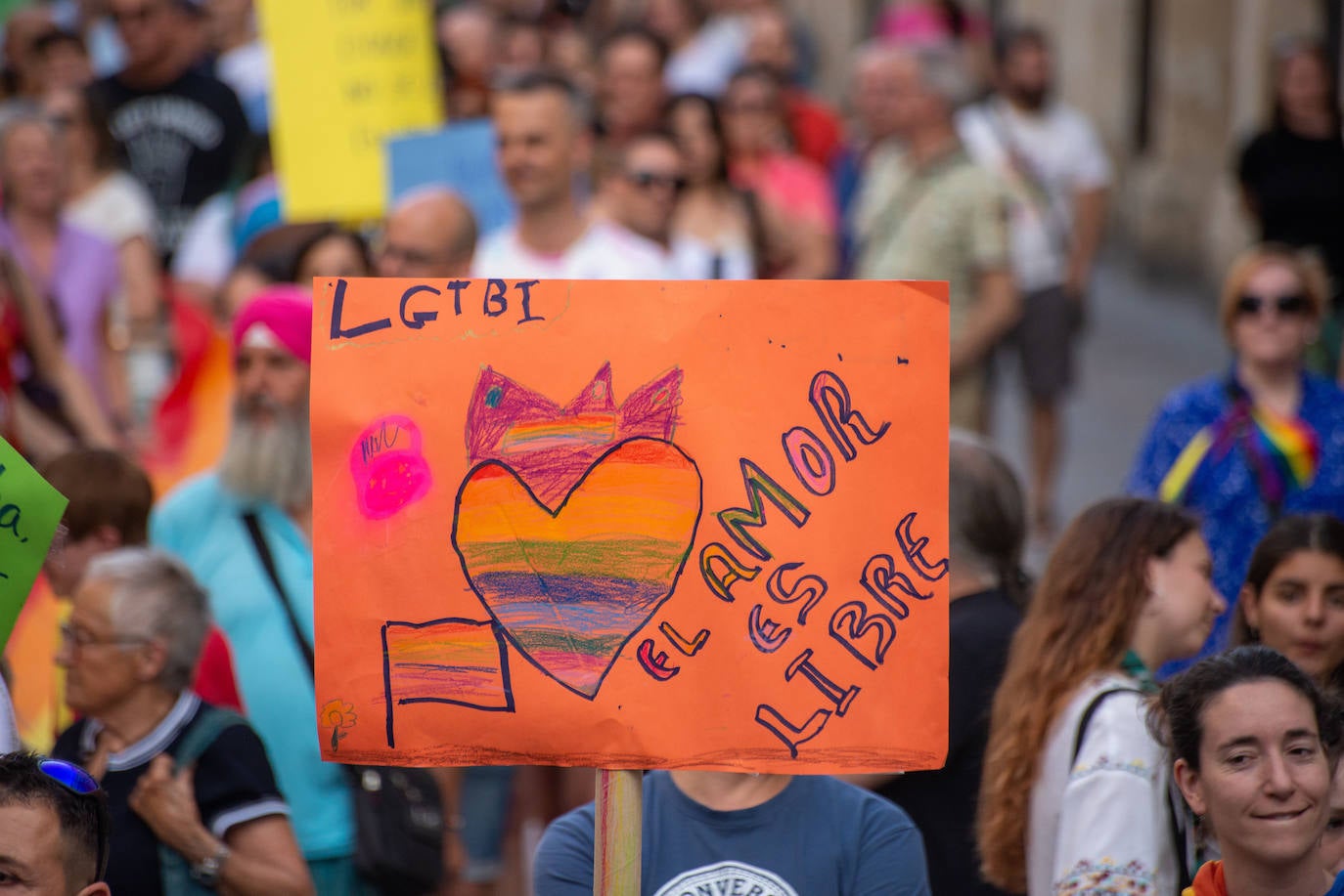 El Día del Orgullo tiñe de arcoíris las calles de Palencia